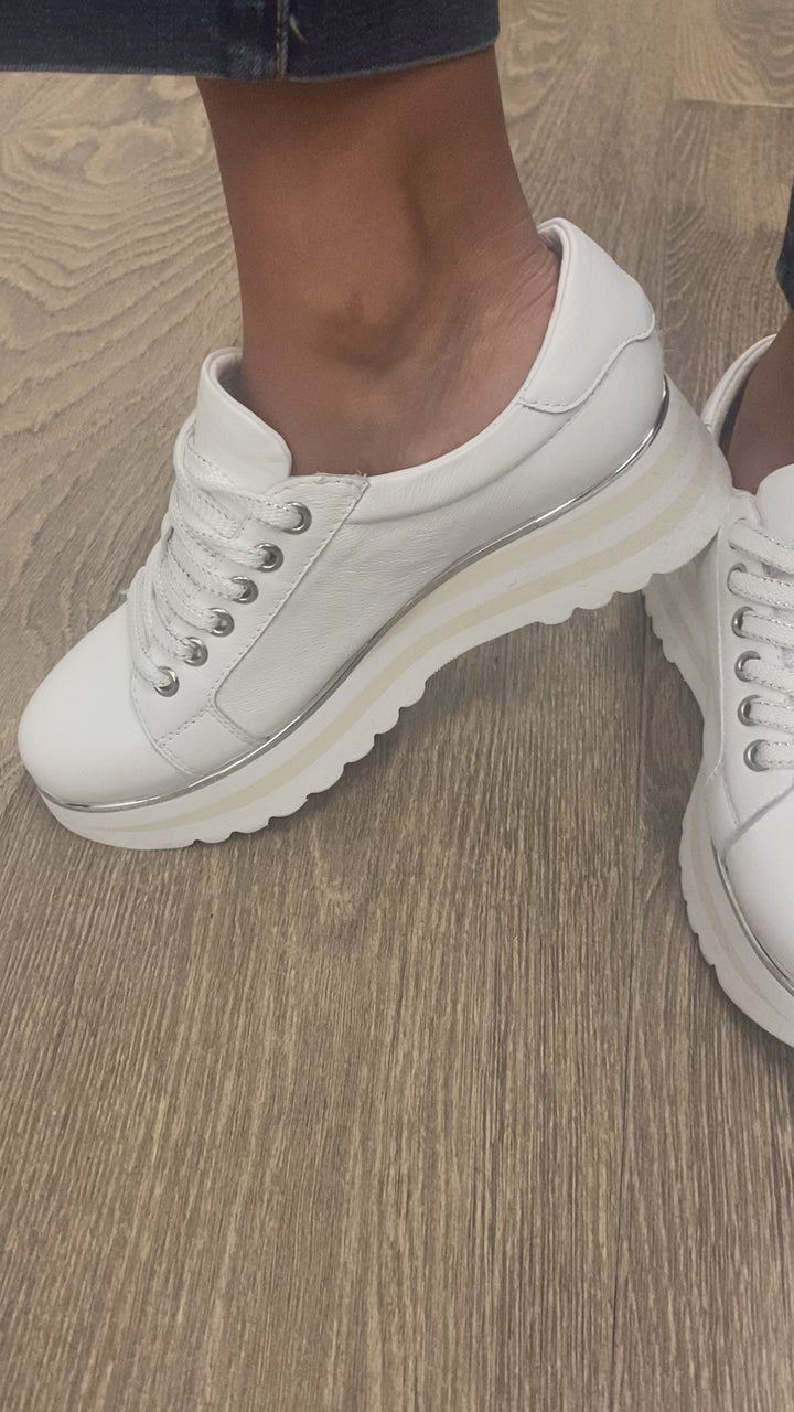 Eammes Sneaker - White - DJ7