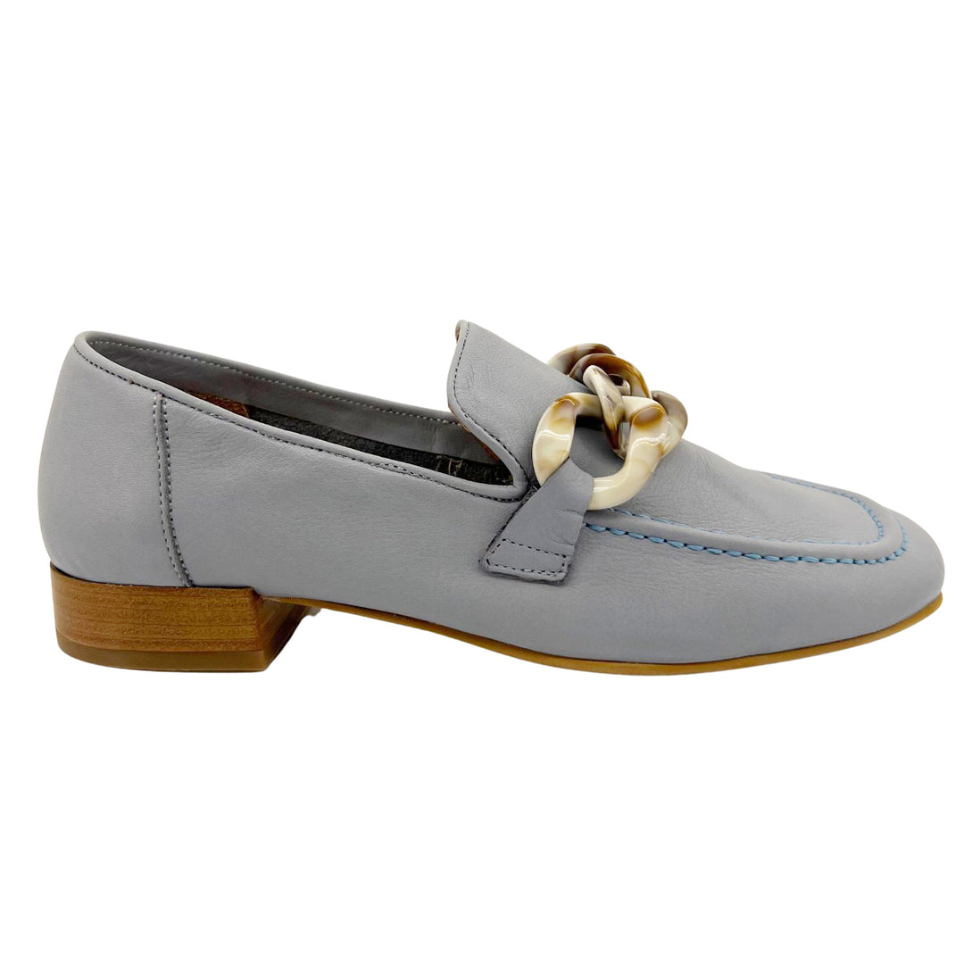 Go from work to play effortlessly with the Bueno Jolee Loafer.  The stylish chain gives this classic loafer a feminine design. Made with soft Turkish leather this shoe will hug your feet with every step.  Brand : Bueno Style Code : JOLEE  Colour : Cosmic Leather lining and main 2cm heel Made in Turkey Chain embellishment 