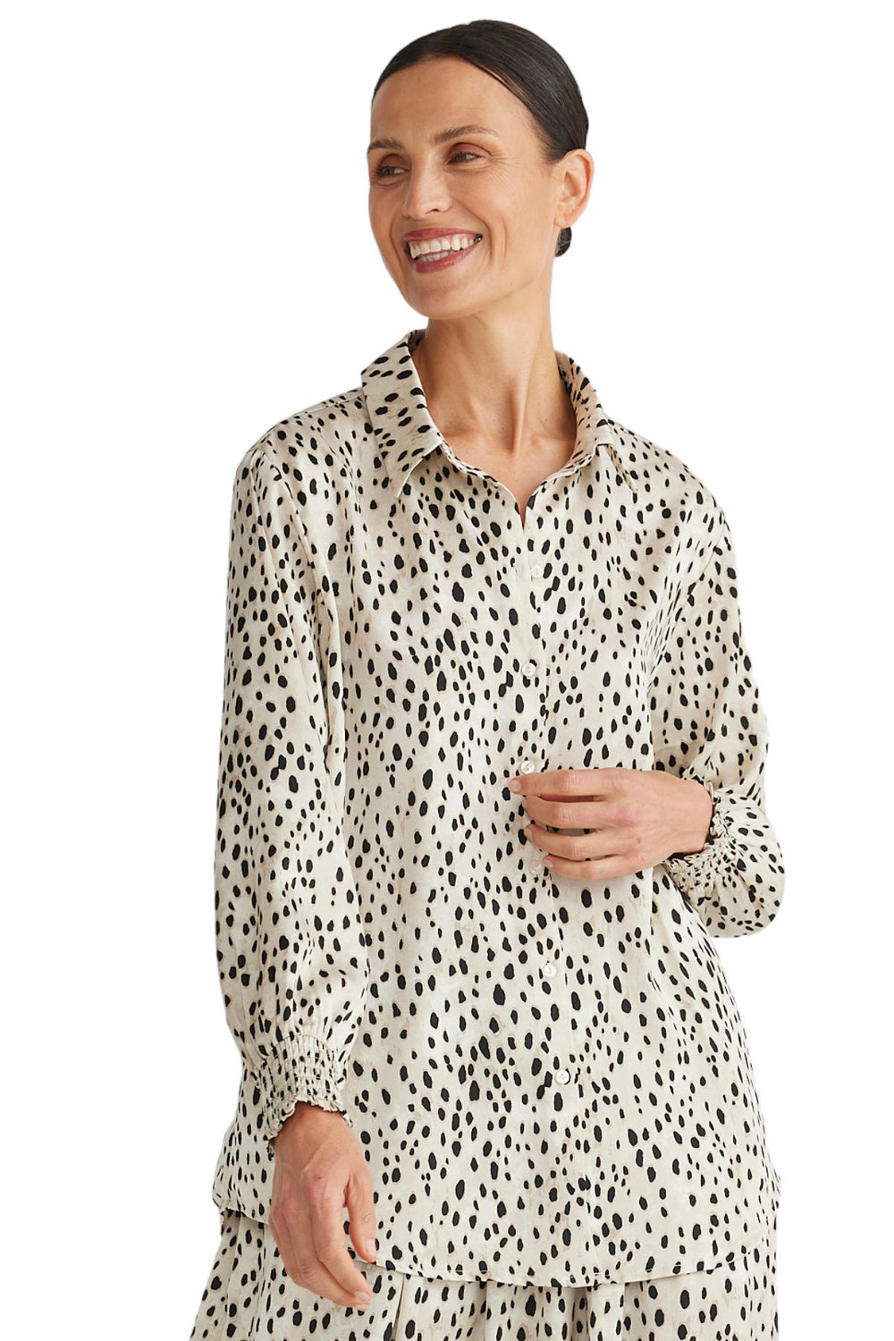 Audrey Shirt  Brand : Brave & True Style : BT6762-1 Fabric : 100% Polyester Print : Ocelot Cold delicate machine wash Classic shirt with collar and front placket Shirred cuff detail Easy wearing shirt true to size
