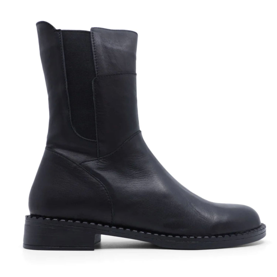 The Pascalle Boot by Bueno is this seasons must have boot for comfort and effortless style. Brand : Bueno Style Code : PASCALLE Colour : Black  Leather upper Synthetic lining Synthetic outsole Handmade in Turkey Heel Height 3 cm Mid calf boot Inside zipper