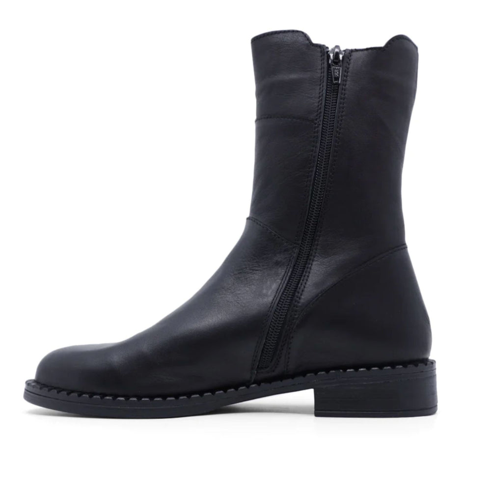 The Pascalle Boot by Bueno is this seasons must have boot for comfort and effortless style. Brand : Bueno Style Code : PASCALLE Colour : Black  Leather upper Synthetic lining Synthetic outsole Handmade in Turkey Heel Height 3 cm Mid calf boot Inside zipper