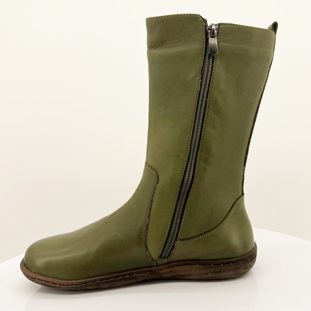 Flat bottom, stylish and lightweight Tallz Boots by designer Rilassare are the must have boots for the season.  Brand : Rilassare Style Code : Tallz  Colour : Olive Height : 1 inch Removable inner sole to support your foot Mid Calf Leather upper and leather lined Padded inner-sole and removable inner-sole Rear ankle padding Contoured footbed Rubber Sole