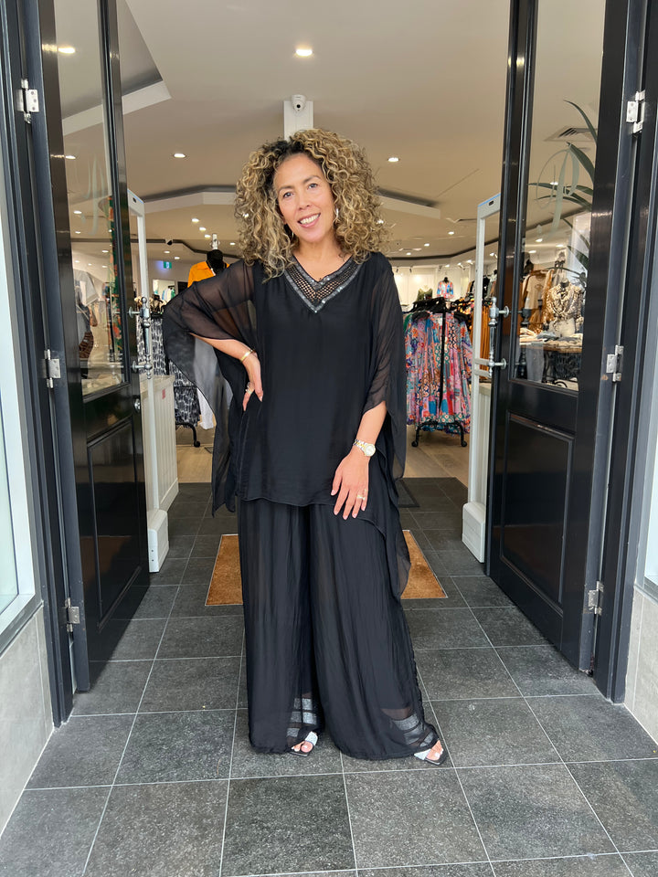 Amelia Squinned V-Neck - Black - CG71
