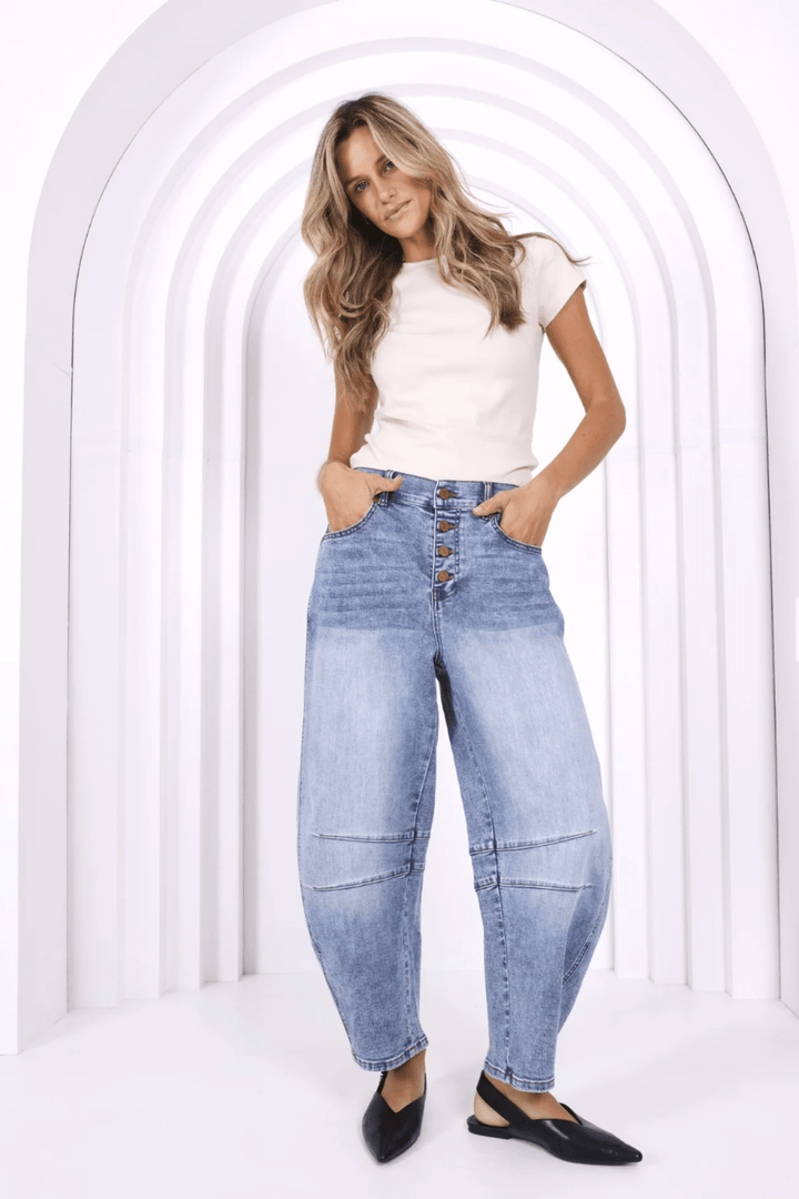 Carson Barrel Jean - Light Wash - MC7 - Pizazz BoutiqueMonaco Jeans