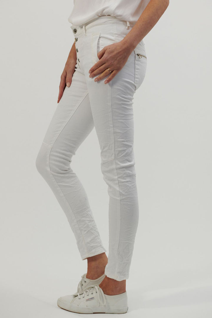 Make a statement with a difference wearing the Classic Button Jeans in White by Italian Star. These denim jeans double as a casual and smart pant with an added touch of Pizazz through the zip and button detail. With a mid rise waist, pockets and tapered leg these pants are going to fit you to perfection! Brand: Italian Star Style Code: 8123 Colour: White Material: 98% Cotton 2% Elastane Care: Machine wash Zip and button fly front Side pockets Zip back pockets Seam detail at knees Designed to fade