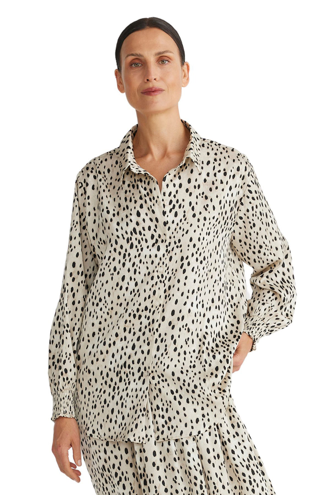 Audrey Shirt  Brand : Brave & True Style : BT6762-1 Fabric : 100% Polyester Print : Ocelot Cold delicate machine wash Classic shirt with collar and front placket Shirred cuff detail Easy wearing shirt true to size