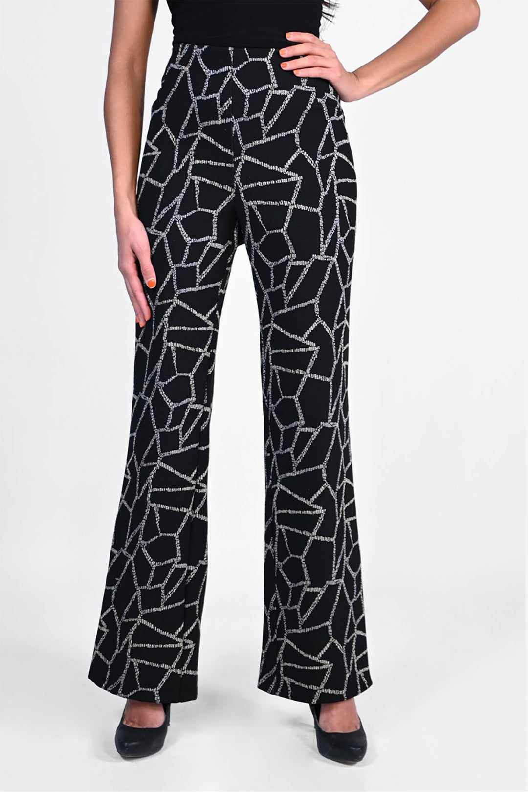 Katy Pants in beautiful Black & Gold  by Frank Lyman are a Woven Pant that feature a wide leg cut with front pockets, providing comfort and stretch, these pants are guaranteed to be a staple in your wardrobe.