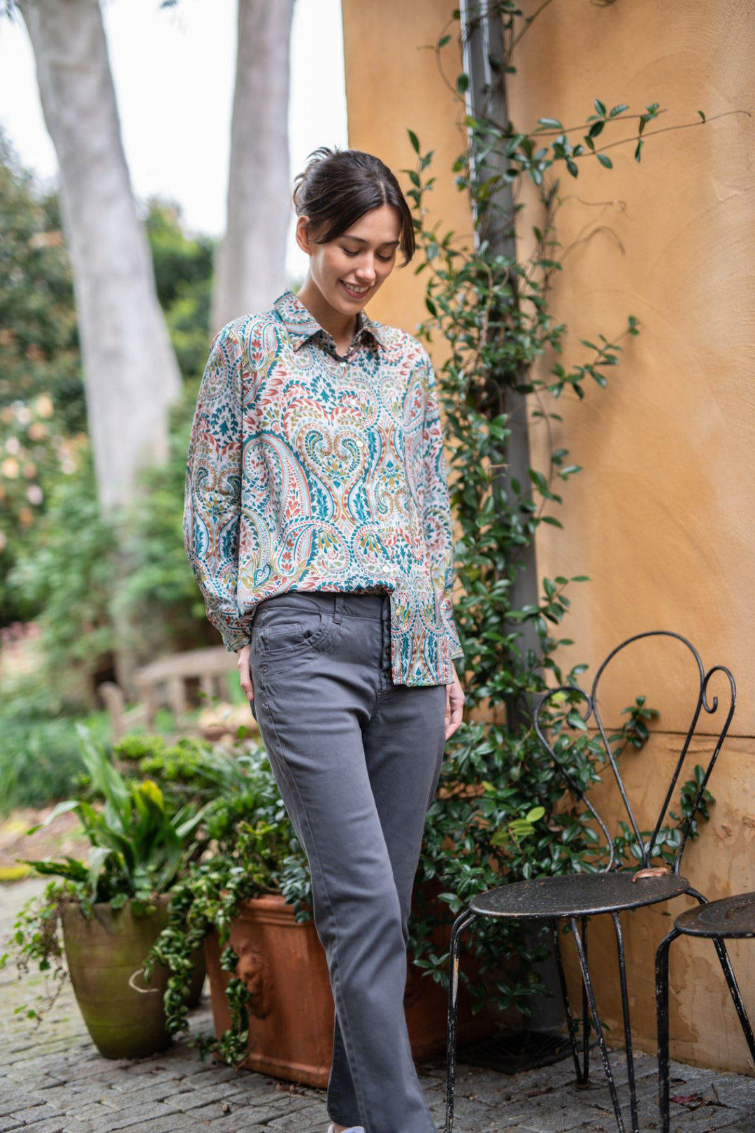 This luxurious Lola Shirt French Floral by MILSON is an easy to wear blouse featuring a collar and button down front in beautifully draped silk viscose.   Brand : MILSON Style Code : ML2152 Paisley Colour : Olive Leaf 100% Viscose Cold Hand wash Made in Italy  Buttons down the front Button Cuff