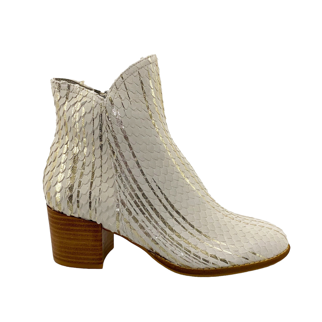 The Gorgeous Mocha's Ankle Boot by Django & Juliette, styled in off white & gold are destined to be your new go to boot this season, made from soft premium leather with a heel height of 6 cm these beautiful boot will make you look & feel like a beauty queen.   Brand Django & juliette  Style Mocha Heel Height 6cm  Side Zip  Stacked Block heel  Leather  Women leather ankle boot 
