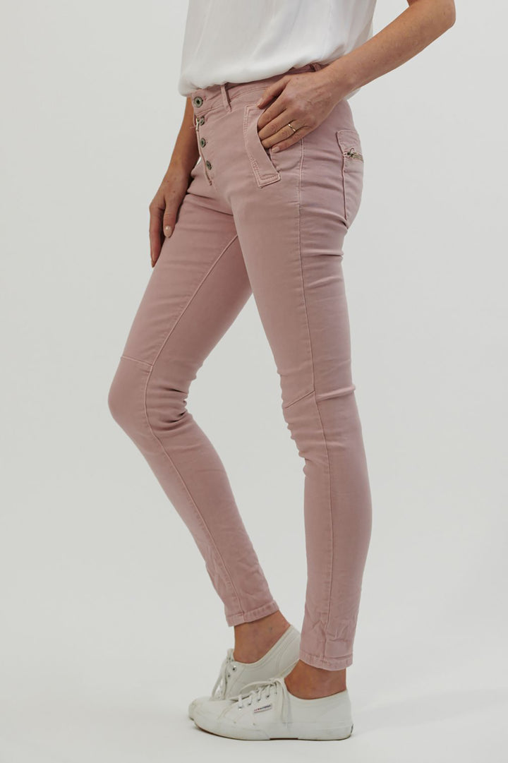 Make a statement with a difference wearing the Classic Button Jeans in Musk by Italian Star. These denim jeans double as a casual and smart pant with an added touch of Pizazz through the zip and button detail. With a mid rise waist, pockets and tapered leg these pants are going to fit you to perfection! Brand: Italian Star Style Code: 8123 Colour: Musk Material: 98% Cotton 2% Elastane Care: Machine wash Zip and button fly front Side pockets Zip back pockets Seam detail at knees Designed to fade