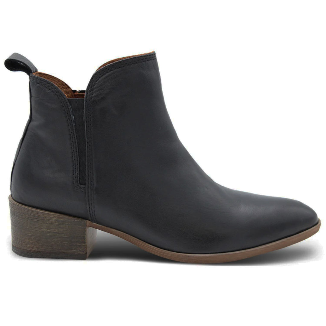With its classic styling the Silo Boots by Bueno deliver on this stylish low heel women's boot. Featuring an almond shaped toe, elasticated gusset on one side, zip on the other and heel tab for ease of pulling on & off.   Brand : Bueno  Style code : SILO Colour : Black Leather lining and upper Elasticated Gusset Zup on the side 4.5 cm heel