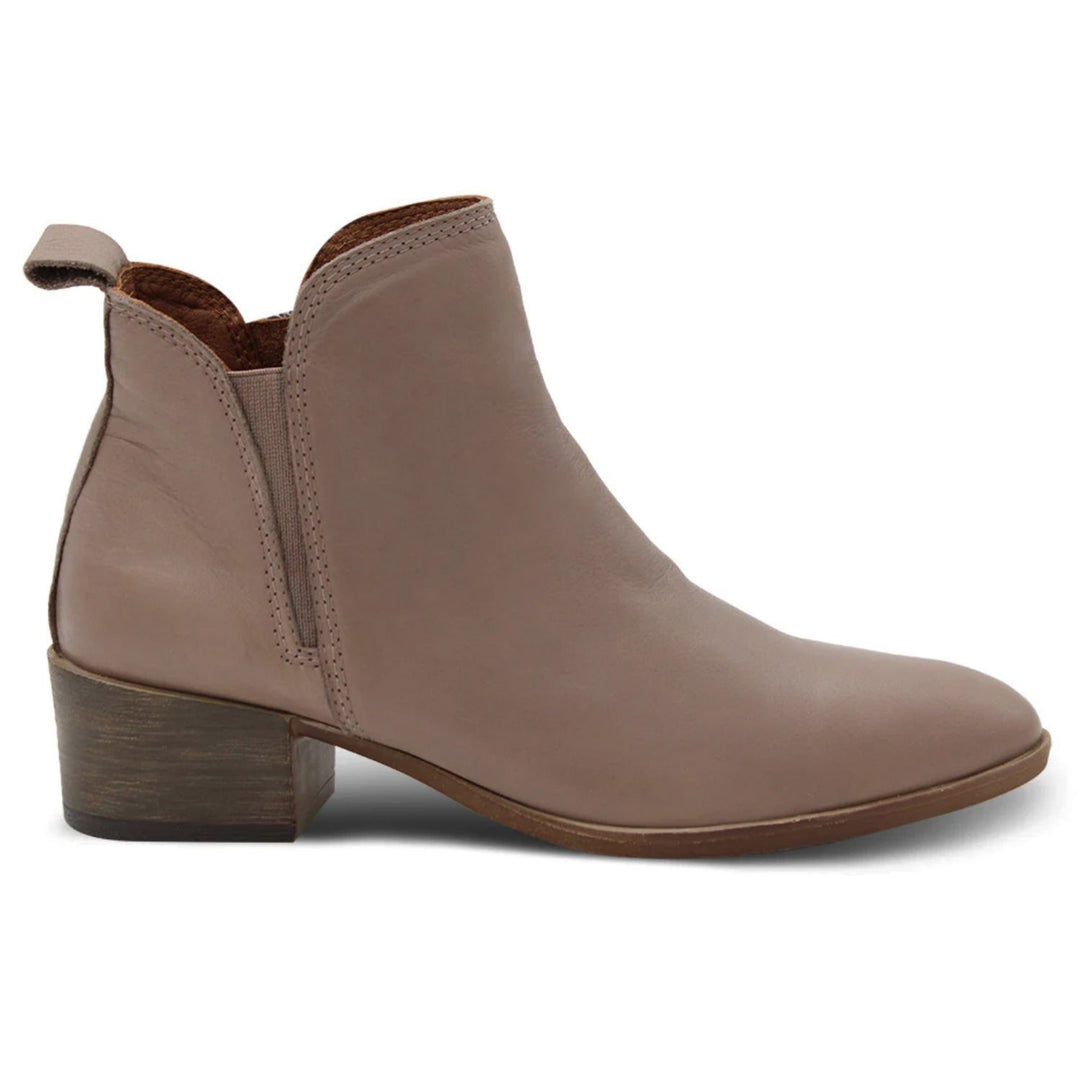 With its classic styling the Silo Boots by Bueno deliver on this stylish low heel women's boot. Featuring an almond shaped toe, elasticated gusset on one side, zip on the other and heel tab for ease of pulling on & off.   Brand : Bueno  Style code : SILO Colour : Darkstone Leather lining and upper Elasticated Gusset Zup on the side 4.5 cm heel