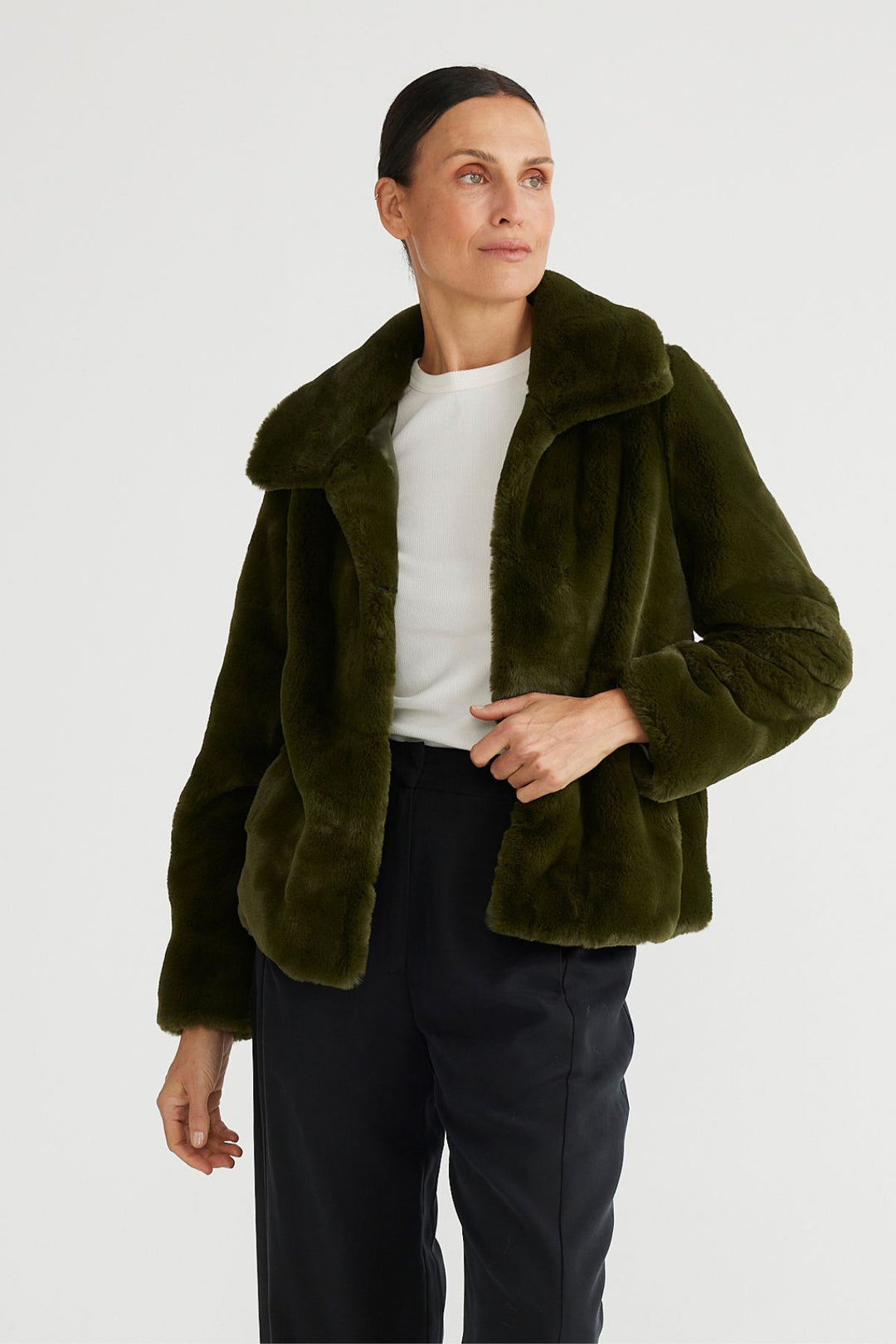 Transport to a wonderland of warmth in the Steinway Jacket by Brave & True, featuring a clip metal closure, an oversized collar, this jacket will keep you cozy and on trend all season.   Brand Brave & True  Style BT6765-3 Colour Forest Green  100% Polyester Hip Length collared Jacket Faux Fur Fully Lined  Side Pockets 