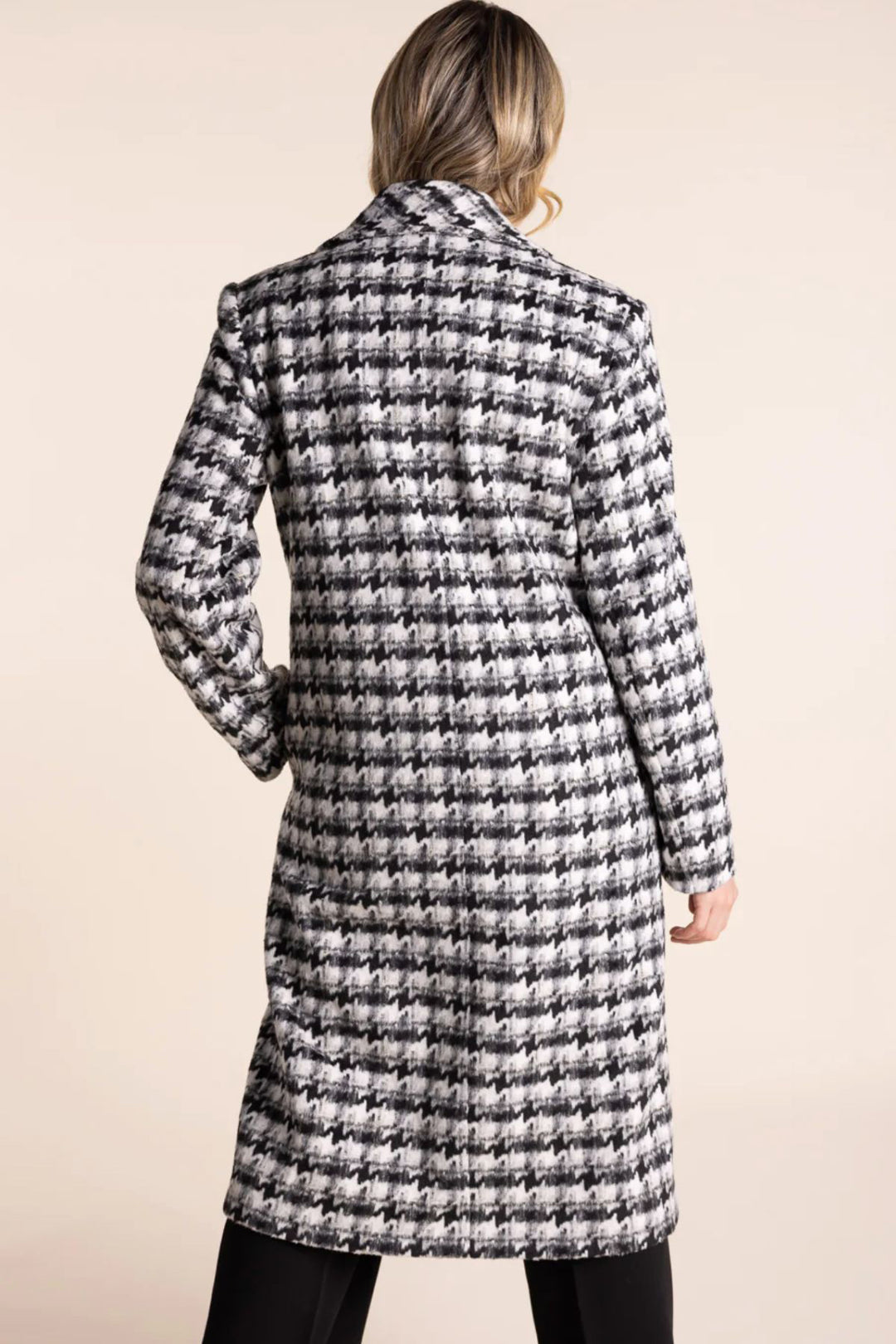 Brand : Two T's Long Check Coat Style Code : 2550 Colour : White/Black check Fabric : Main 95% Polyester 5% Wool,  Lining 97% Polyester 3% Elastane Double Breasted Lined Below the knee length Pockets