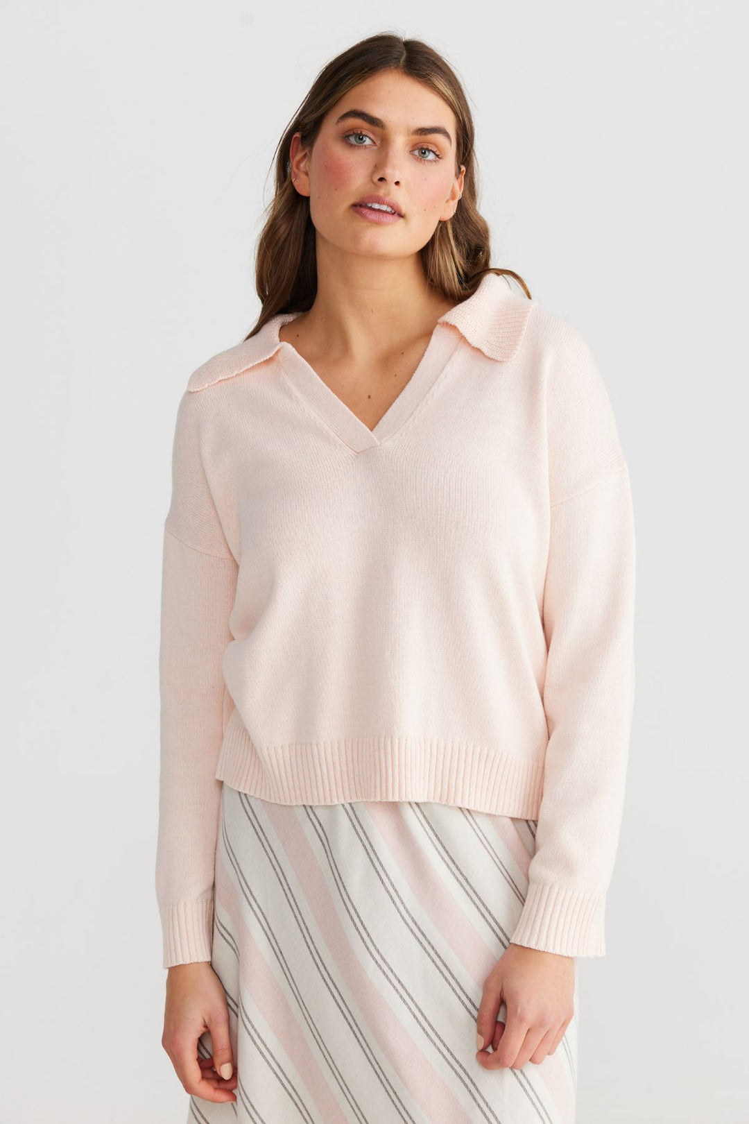 Crafted from a cotton blend fabrication, the Tribeca Knit by The Shanty Corporation offers comfort and style to your Winter wardrobe. Featuring a v-neck style, with long sleeves, and loose fitting cuffs, this piece is a modern take on a wardrobe staple.   Brand : The Shanty Corporation Style Code : SH23074-1 Colour : Pale Pink Fabric : 60% Cotton 40% Acrylic Cold hand wash Relaxed Fit Straight sleeve V-neckline Rib collar, detailing at cuff and hem